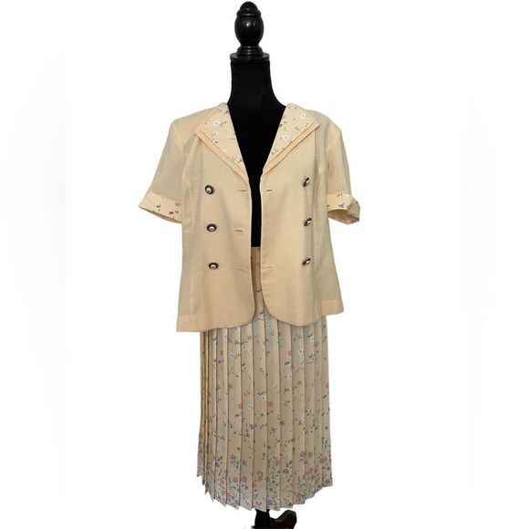 Vintage Leslie Fay Skirt Suit | 8P | Dainty Yellow Flower Pattern - Picture 2 of 9